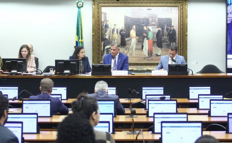 Relator conclui leitura de parecer favorável à redução da maioridade penal; votação é adiada – Notícias