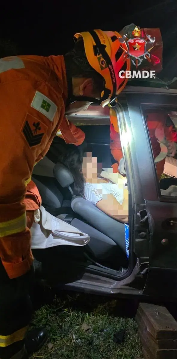 Mulher fica ferida após colisão entre dois carros no Riacho Fundo, no DF