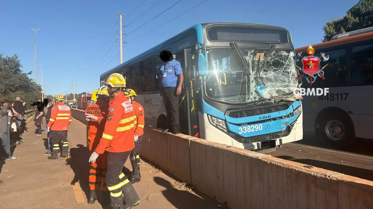 Colisão entre ônibus e caminhão na EPNB deixa 14 feridos e provoca retenção no trânsito do DF