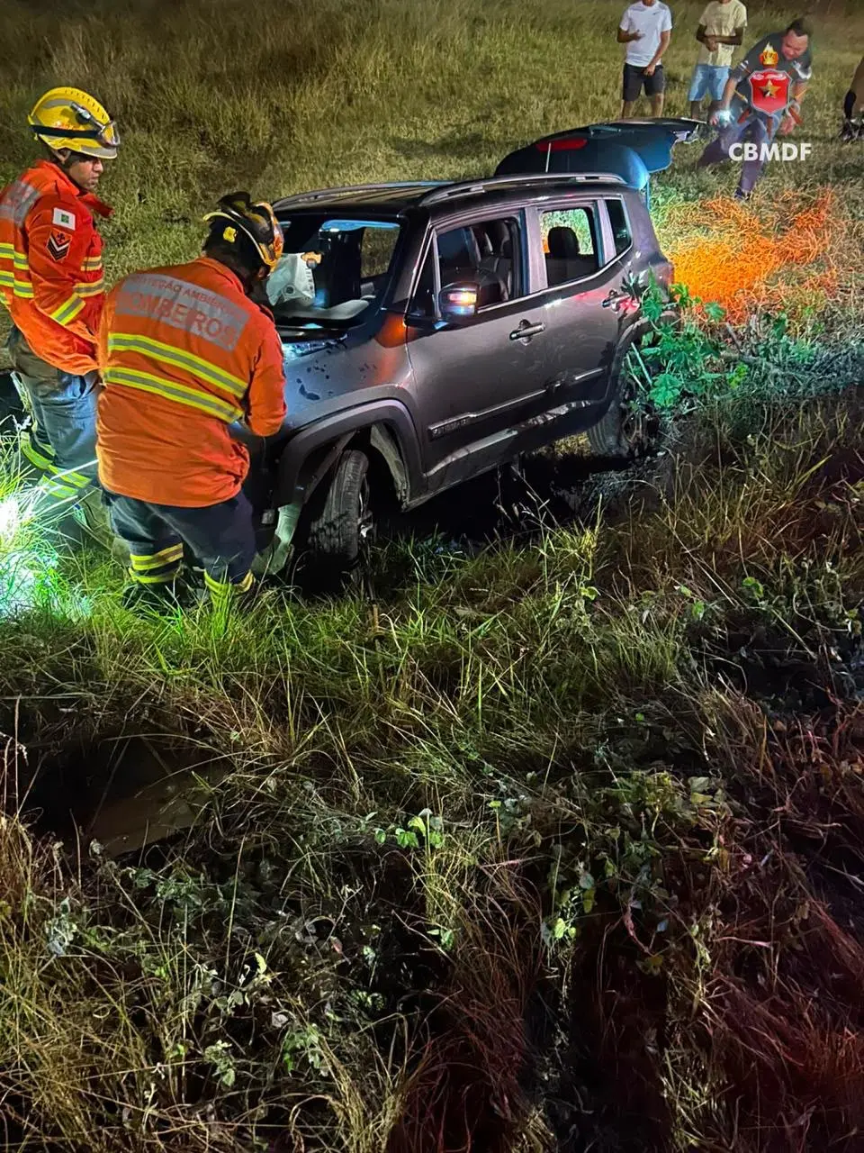Carro sai da pista e cai em vala na DF-001, perto da Barragem do Paranoá